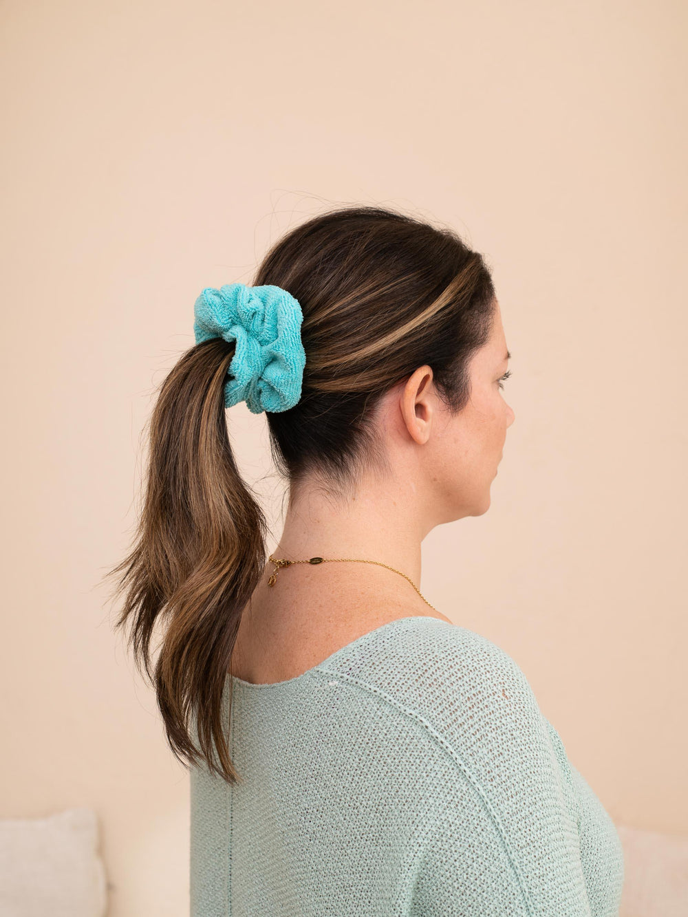 Woman wearing an aqua towel scrunchie – Microfiber hair drying scrunchie